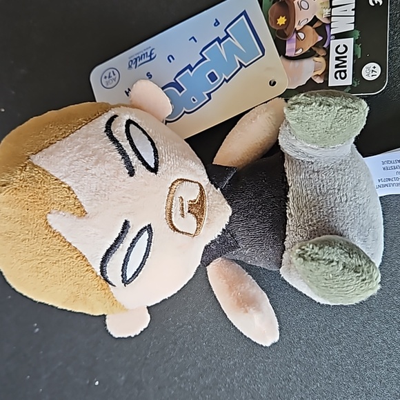 Funko Mopeez Walking Dead Daryl Dixon Plush with Free 5x7 Artwork - Picture 3 of 10